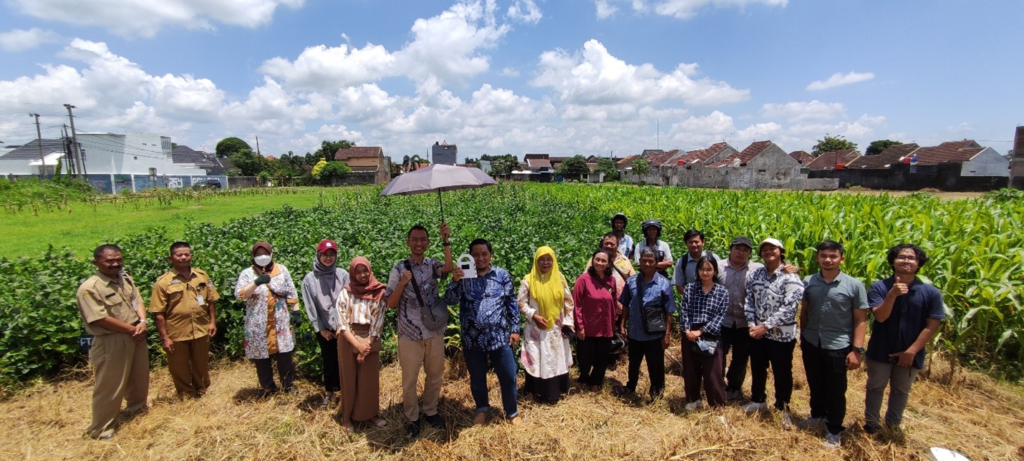 Pendampingan Penggunaan Aplikasi Pengukuran Unsur Hara, Kelembapan, dan pH Tanah untuk Pemberian Rekomendasi Pupuk di Kawasan Colomadu, Kabupaten Karanganyar, Jawa Tengah